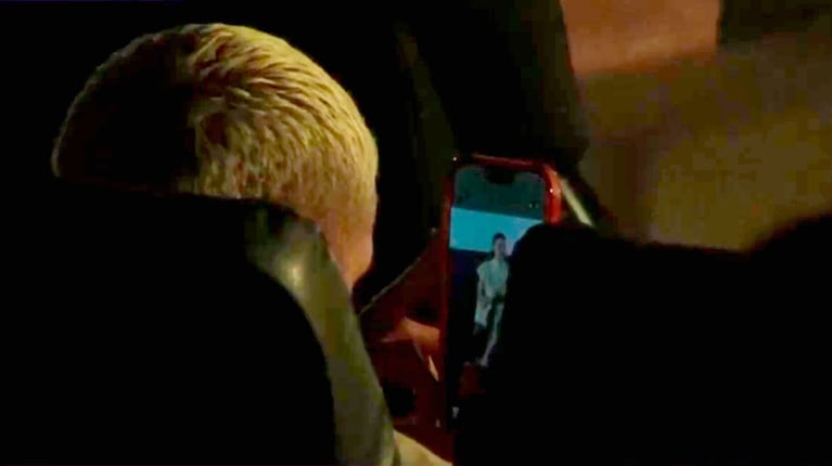 Mauro Icardi mirando el celular durante la charla de la China Suárez (Foto: captura eltrece)