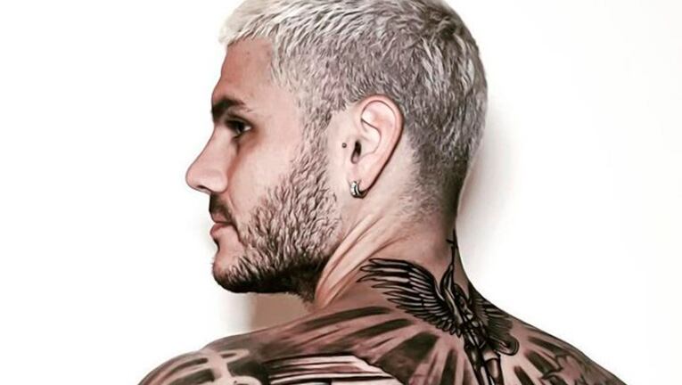 Mauro Icardi se tatuó toda la espalda y mostró el impactante resultado.