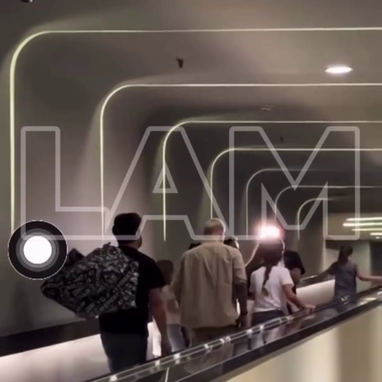 Mauro Icardi, sus hijas y la China Suárez en un centro comercial (Foto: captura de LAM).