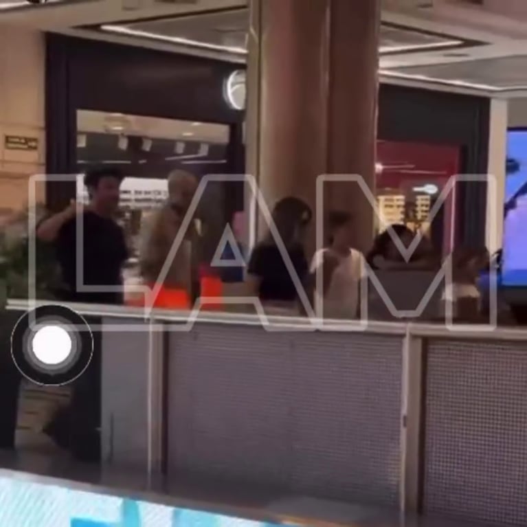 Mauro Icardi, sus hijas y la China Suárez en un centro comercial (Foto: captura de LAM).