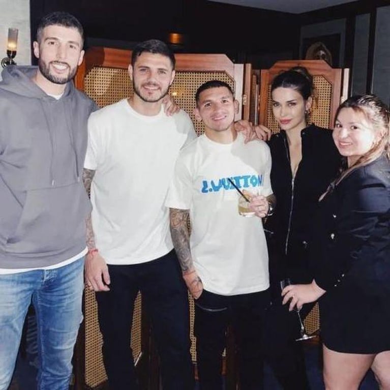 Mauro Icardi tomándole la mano a Devrim Özkan.