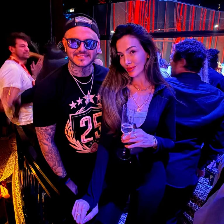 Mauro Icardi y con Özge Atalay (Foto: Instagram ozgeislife)
