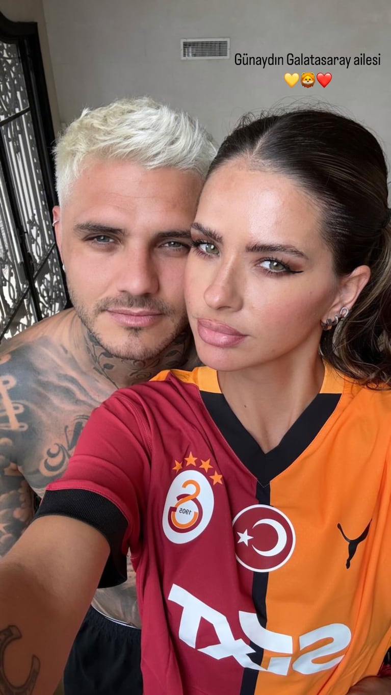 Mauro Icardi y la China Suárez ante los hinchas del Galatasaray (Foto: IG @mauroicardi)