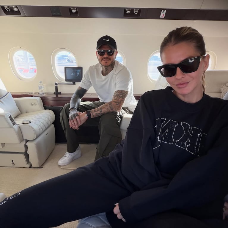 Mauro Icardi y la China Suárez en el avión con el que viajaron a Madrid. Foto: Instagram @mauroicardi