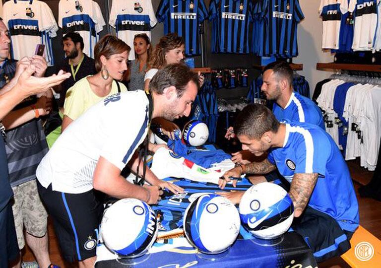 Mauro Icardi y Samir Handanovič, los ídolos de Inter que firmaron autógrafos a sus fans. (Foto: @inter)