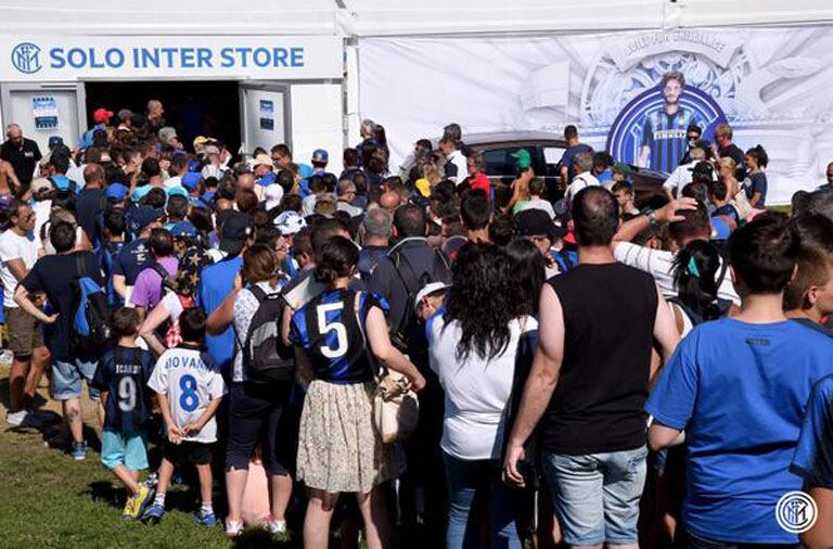 Mauro Icardi y Samir Handanovič, los ídolos de Inter que firmaron autógrafos a sus fans. (Foto: @inter)