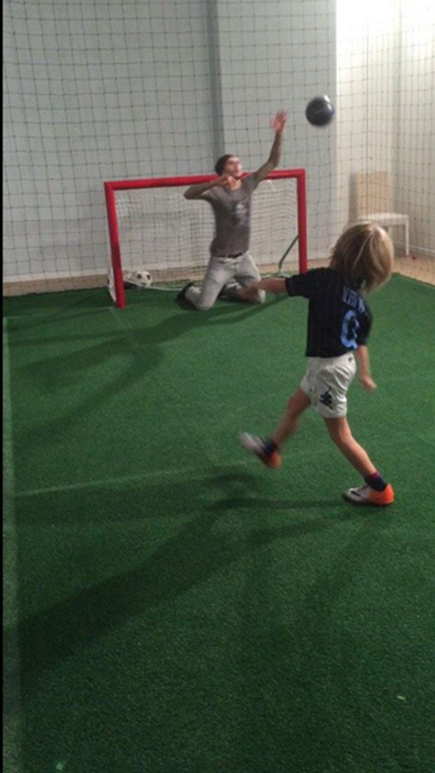 Mauro Icardi y Valentino López se divierten jugando al fútbol. (Foto: Twitter)