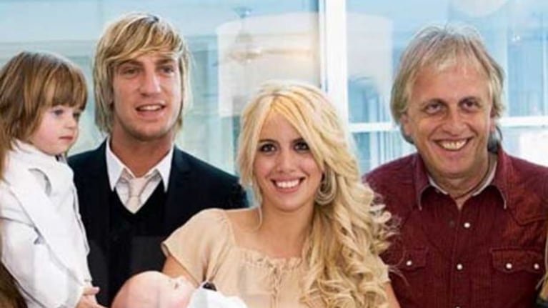 Maxi López con Valentino en brazos, Wanda y Andrés Nara. (Foto: Caras)