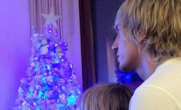Maxi López y su pequeño Valentino, hipnotizados con los juegos.
