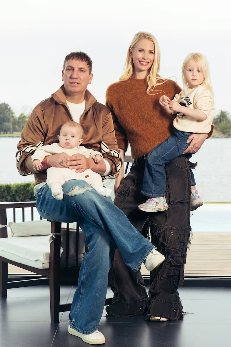 Maxi y Daniela con sus hijos Elle y Lando. Crédito: Hola! Argentina.