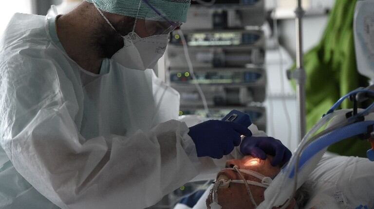 Médicos dicen que Francia "perdió el control del coronavirus" y piden más restricciones. Foto: AFP.