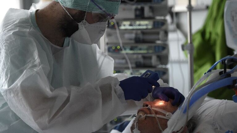 Médicos dicen que Francia "perdió el control del coronavirus" y piden más restricciones. Foto: AFP.