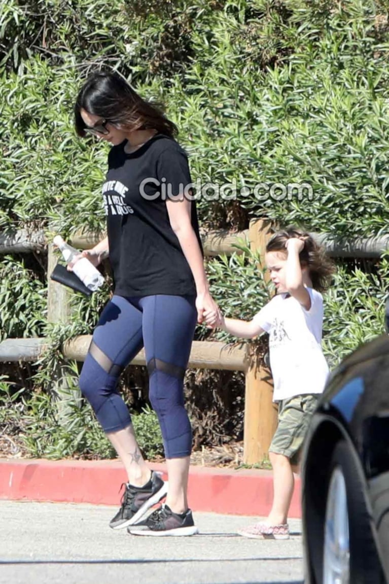 Megan Fox lució su silueta a dos meses de ser mamá por tercera vez: look deportivo de leggins con transparencias 