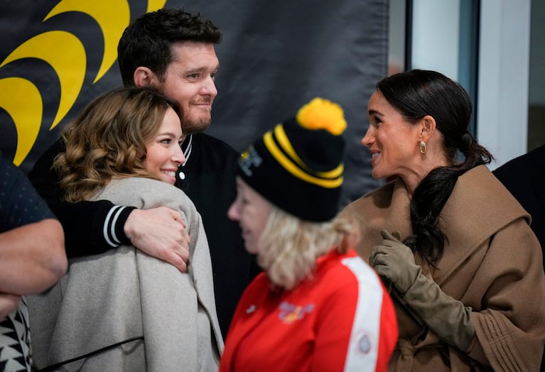 Meghan, duquesa de Sussex y Michael Bublé asisten a una sesión de curling en silla de ruedas en el Centro Comunitario Hillcrest antes de los Invictus Games Vancouver Whistler 2025, en Vancouver, Columbia Británica, Canadá, el 16 de febrero de 2024. REUTERS/ Jennifer Gauthier