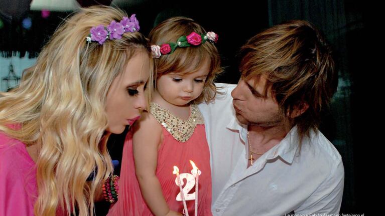 Melina Pitra y Fabián Assmann con su hija. (Foto: revista Gente)