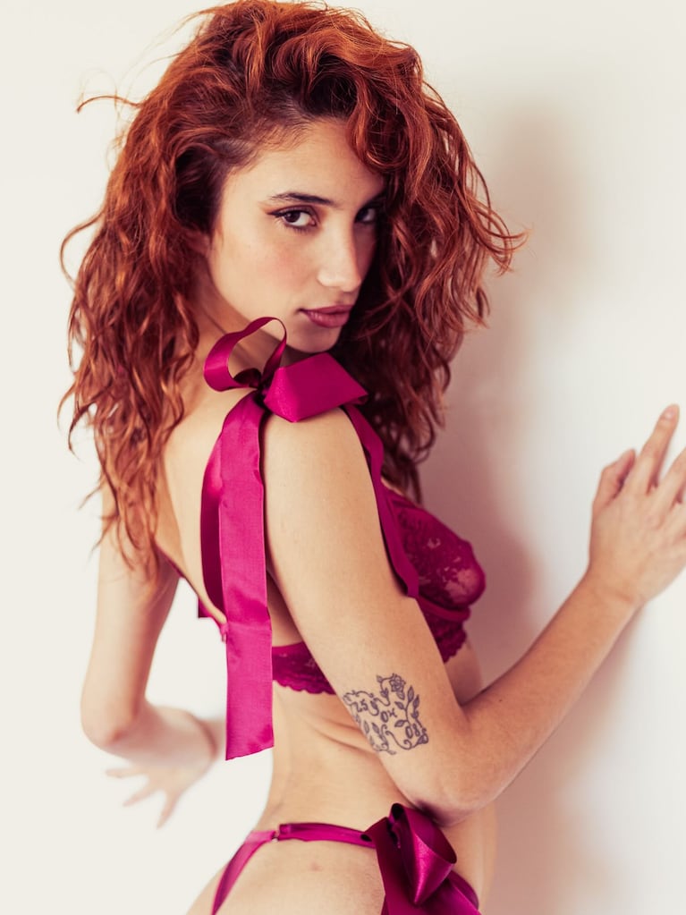 Melody Luz impactó con un look en lencería fucsia y mostró su faceta más audaz. CRÉDITO: Instagram/@melodyluz