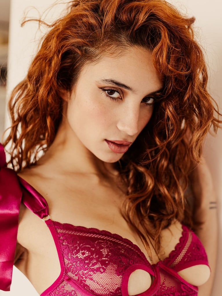 Melody Luz impactó con un look en lencería fucsia y mostró su faceta más audaz. CRÉDITO: Instagram/@melodyluz