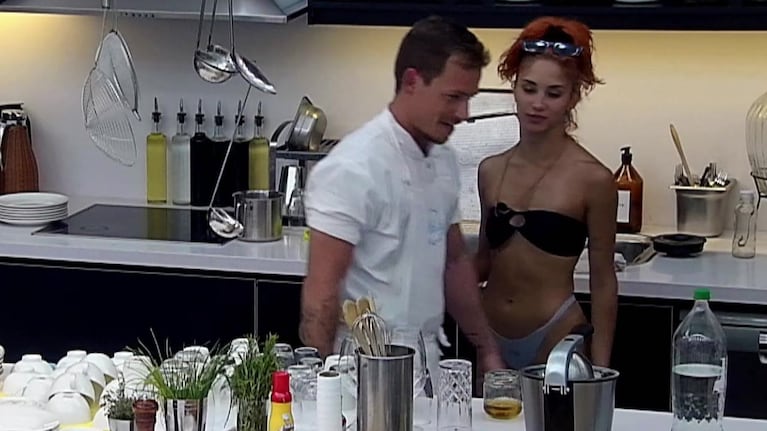 Melody Luz se le declaró al chef Santiago del Azar en El hotel de los famosos en 2022 y después comenzó su relación con Caniggia (Foto: captura eltrece)