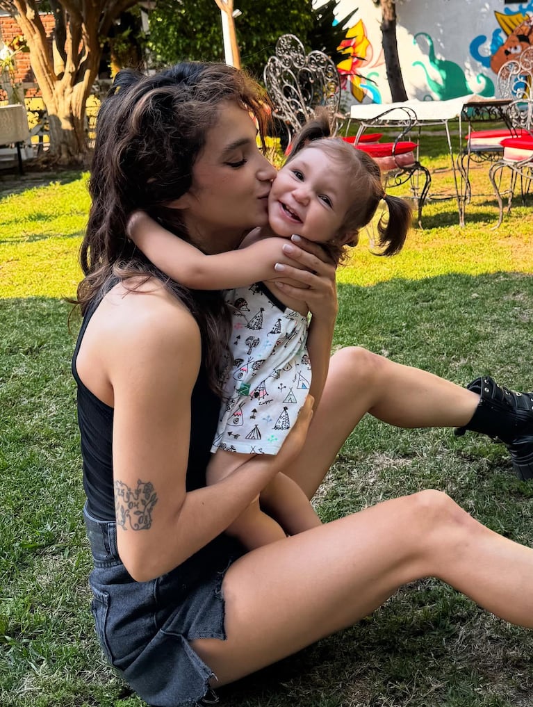 Melody Luz y Alex Caniggia mostraron por primera vez la carita de Venezia en su segundo cumpleaños. Crédito: Instagram/@veneziacaniggia