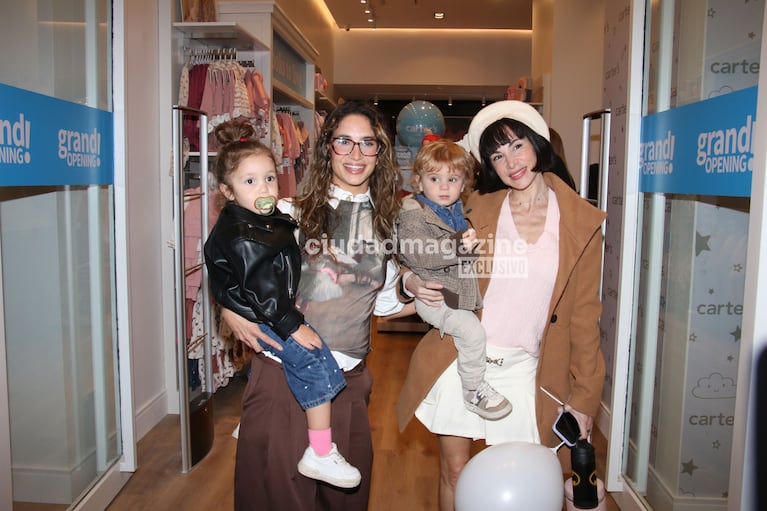 Melody Luz y Magui Bravi con sus hijos en la apertura de una tienda infantil (Foto: Movilpress).
