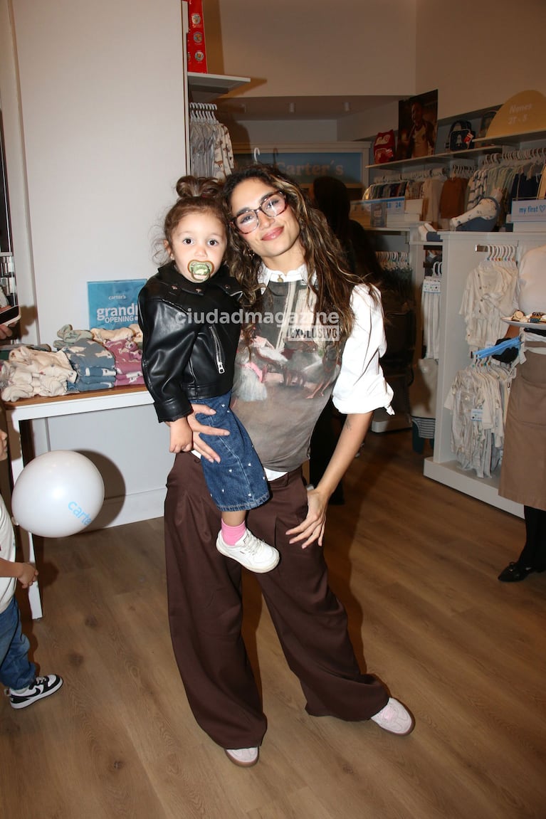 Melody Luz y Venezia Caniggia en la apertura de una tienda infantil (Foto: Movilpress).