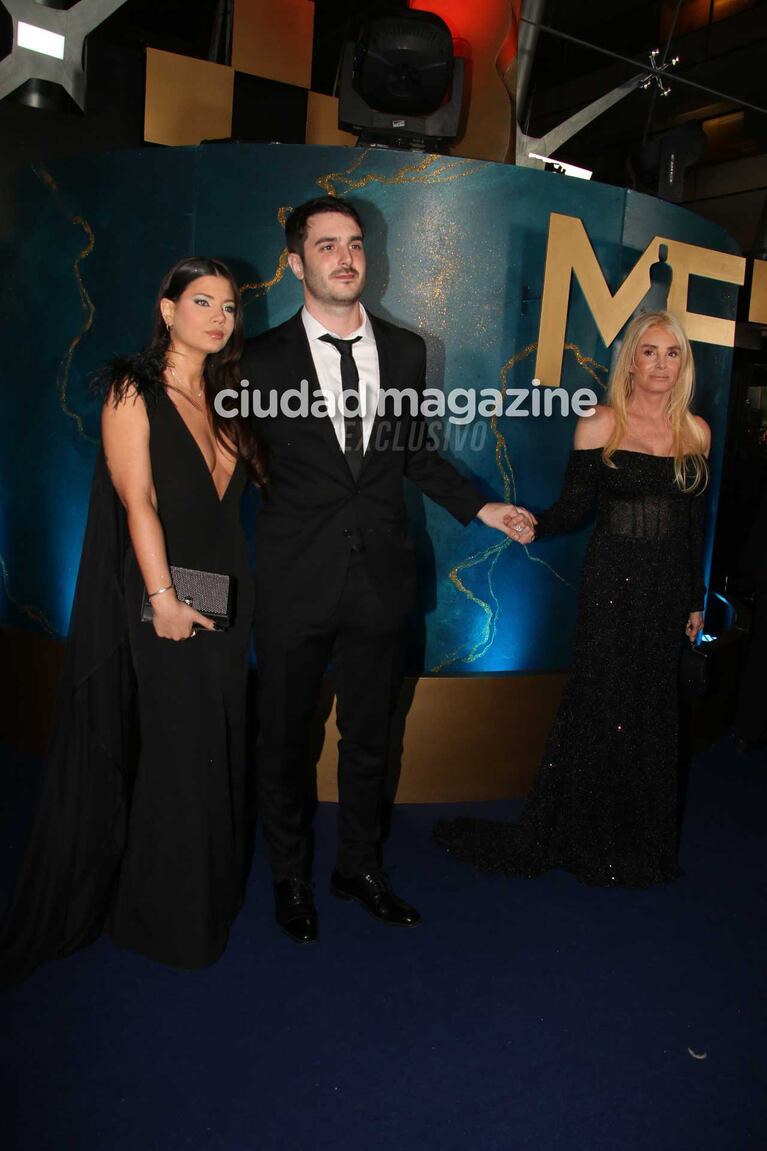 Mercedes Sarrabayrouse, Manuel Celasco y su novia Constanza Sabra (Fotos: Movilpress)