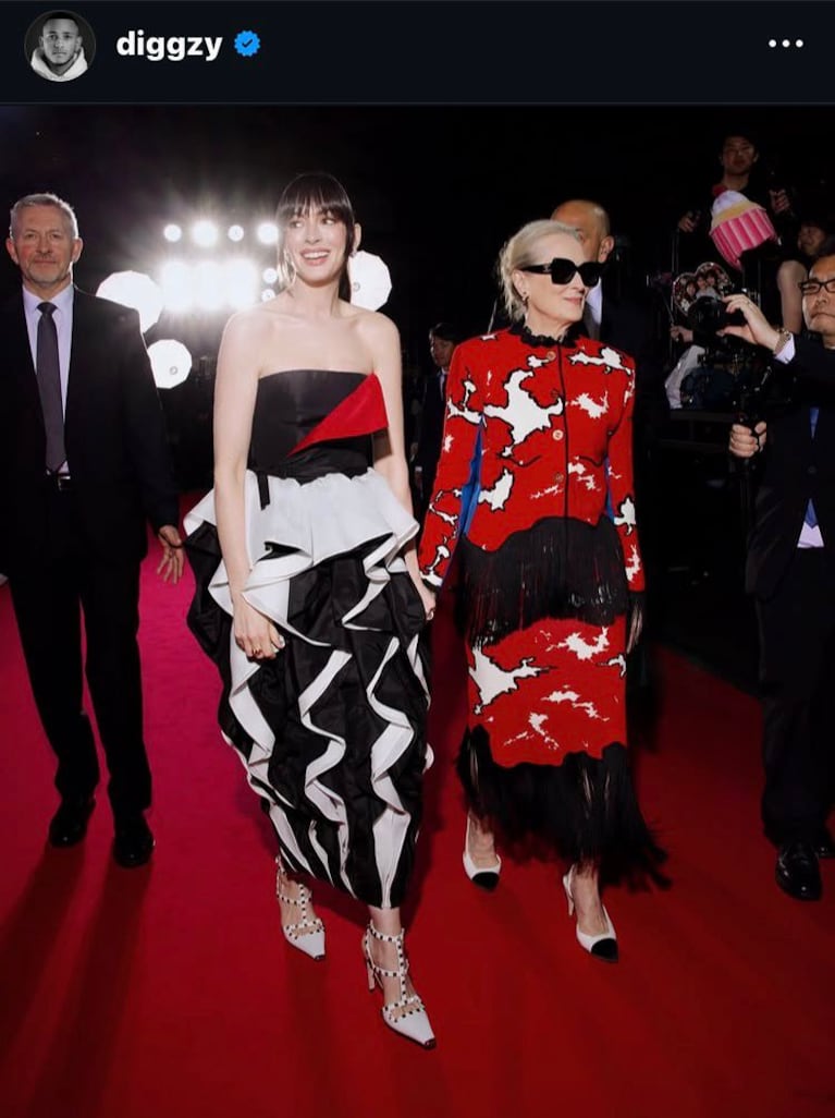 Meryl Streep y Anne Hathaway en la alfombra roja en Tokio, Japón, en el tour promocional de El Diablo Viste a la Moda 2 (Foto: Instagram/@diggzy).