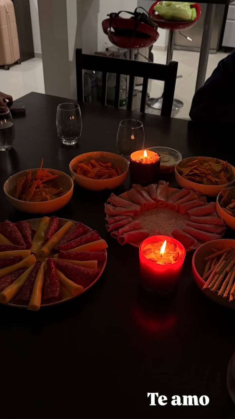 Mesa con velas y comida preparada para el cumpleaños de Sol Cwirkaluk
Fuente: Instagram