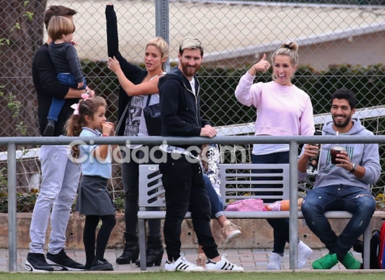Messi, Antonella, Shakira, Piqué y Luis Suárez alentaron a sus hijos en las Infantiles del Barcelona