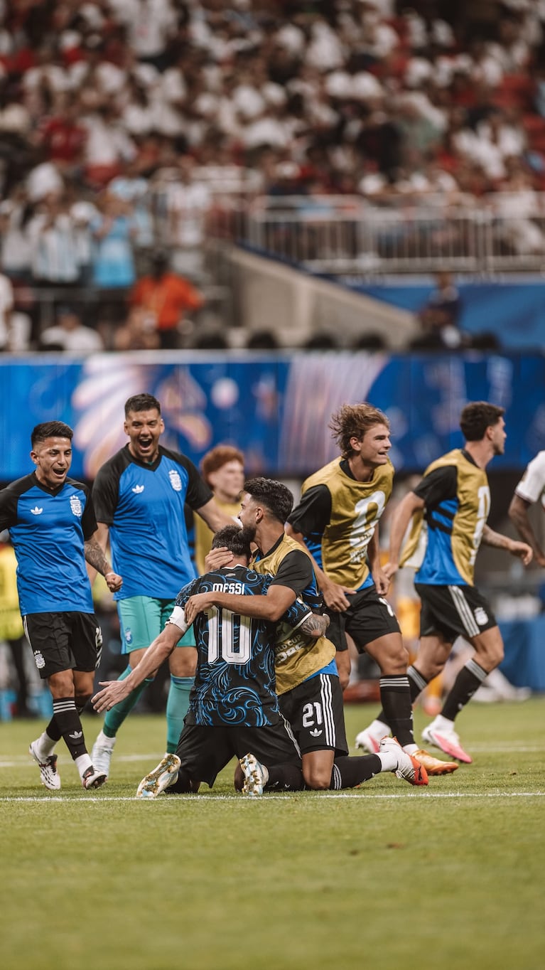 Messi de rodillas y un compañero que lo abraza como quien no quiere soltar más nunca esa alegría: así se vivió, sobre el césped, el pase de Argentina a la final.