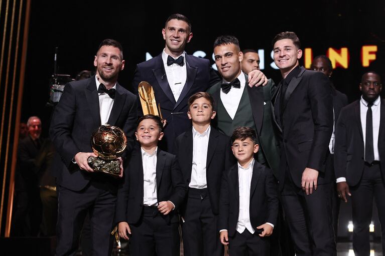 Messi y sus hijos con Dibu, Lautaro y Julián Álvarez