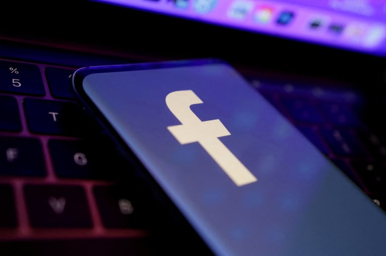 Meta ha revelado planes para dirigir Facebook hacia un público más joven adulto, enfocándose en mejorar la inteligencia artificial y expandir las oportunidades para creadores.

