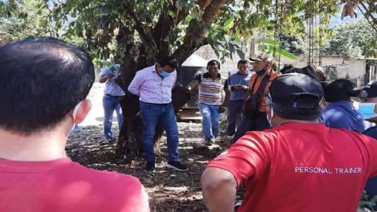México: ataron a un árbol a un intendente por no cumplir con su promesa
