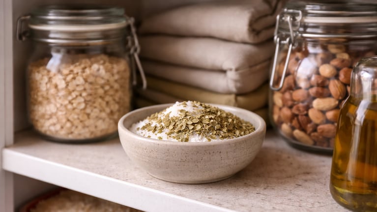 Mezclar hojas de laurel con bicarbonato, una solución para cuidar los aromas en las alacenas. Foto: (imagen creada con IA)