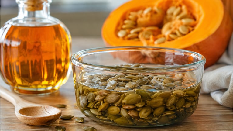 Mezclar semillas de calabaza con vinagre: para qué sirve y cuándo recomiendan usarlo. Foto: IA