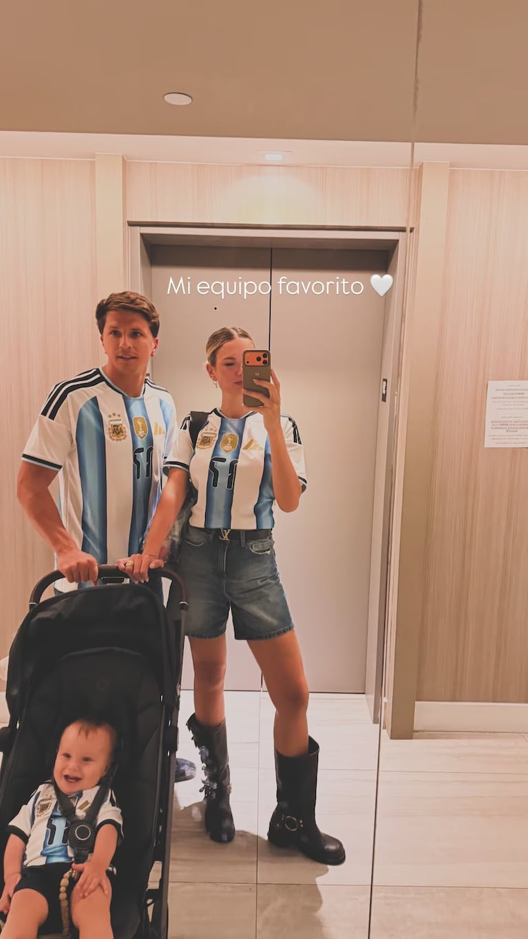 "Mi equipo favorito": Eva Bargiela, Gianluca Simeone y Faustino, de punta en blanco con los colores albicelestes. Fuente: Instagram @evabargiela
