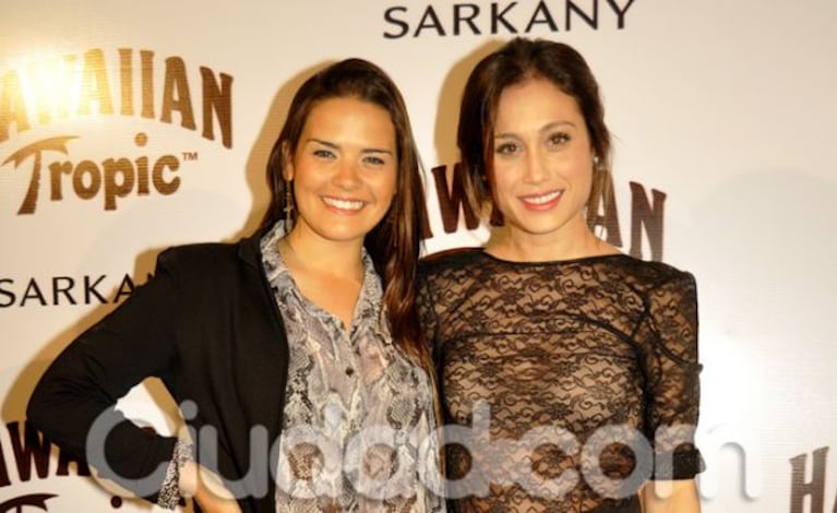 Mica Vázquez junto a Mercedes Oviedo, una de las más sexies de la noche (Foto: Jennifer Rubio).