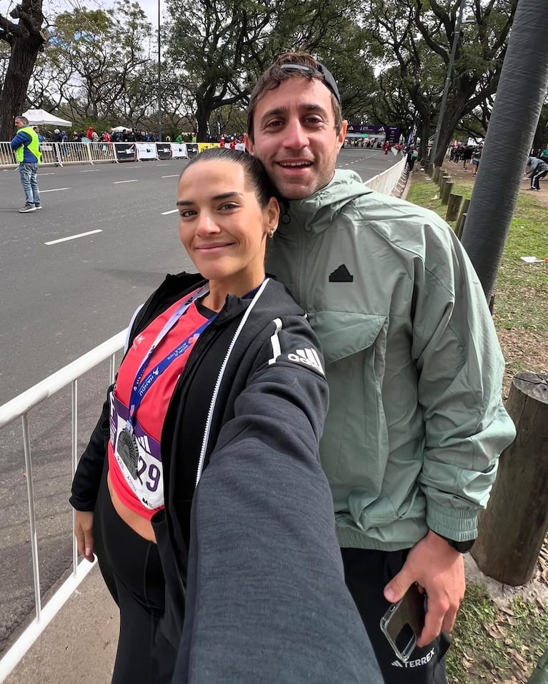 Mica Vázquez tras correr 21KM en Buenos Aires junto a Gerónimo Klein, su marido.