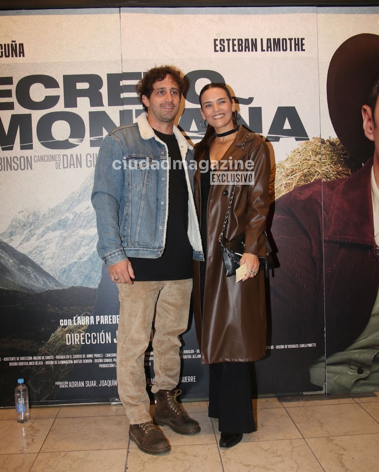 Mica Vázquez y su pareja en el estreno de Secreto en la Montaña (Foto: Movilpress).
