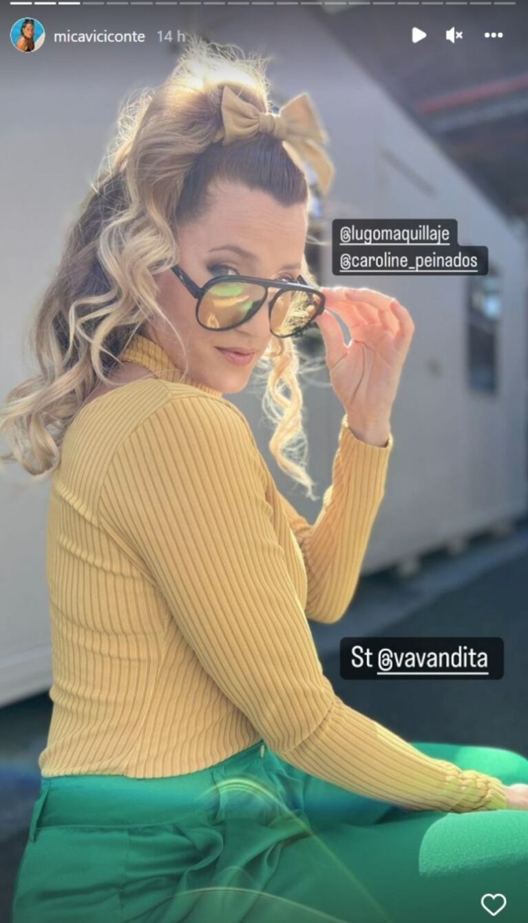 Mica Viciconte impactó con su look: moño, bucles y outfit en amarillo y verde