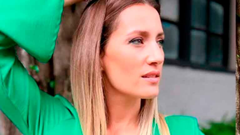 Mica Viciconte posó con un look total green: crop top regulable y sensuales tajos laterales