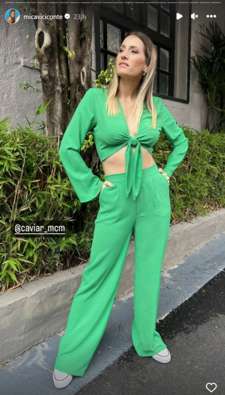 Mica Viciconte posó con un look total green: crop top regulable y sensuales tajos laterales