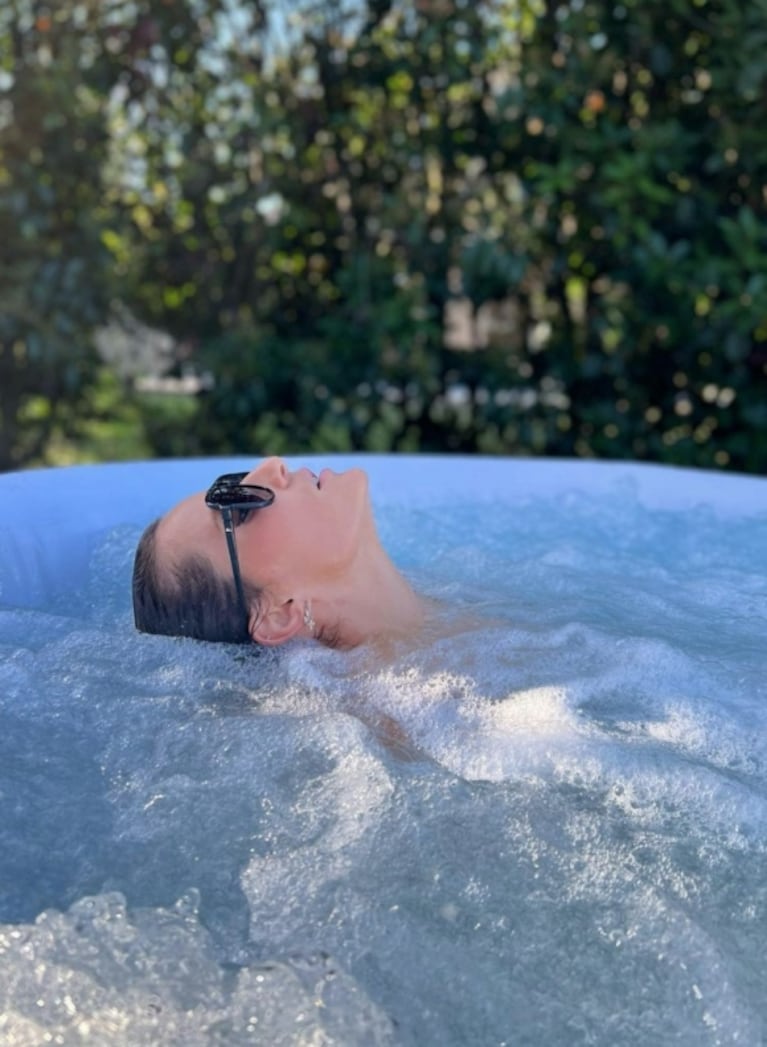 Mica Viciconte se adelantó al verano y lució una diminuta microbikini verde desde su jaccuzzi