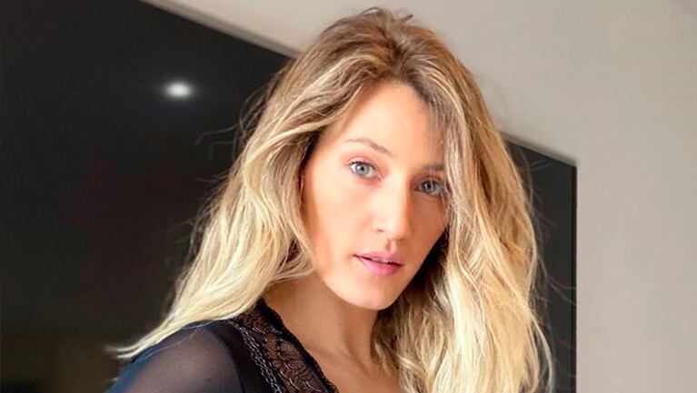 Mica Viciconte sorprendió con un look full transparencias: vestido traslúcido y botas de caña altísima.