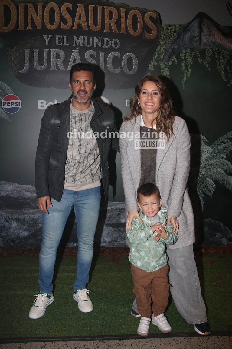 Mica Viciconte y Fabián Cubero con Luca  en el estreno de Dinosaurios (Fotos: Movilpress).