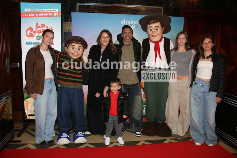 Mica Viciconte y Fabián Cubero con Luca y sus hermanas Allegra, Indiana y Sienna (Foto: Movilpress)