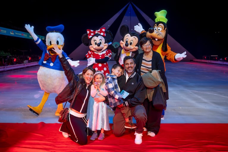 Mica Viciconte y Fabián Cubero con su hijo Luca en el estreno de Disney On Ice (Foto: Prensa).