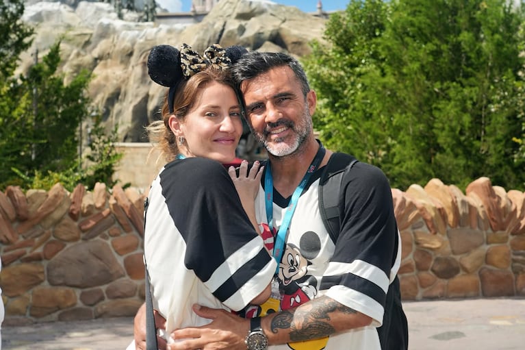 Mica Viciconte y Fabián Cubero juntos en Disney con su hijo Luca (Foto: Instagram @micaviciconte)