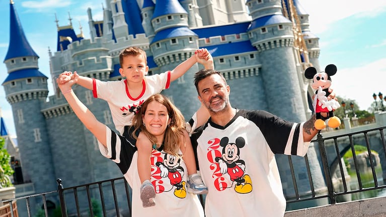 Mica Viciconte y Fabián Cubero juntos en Disney con su hijo Luca (Foto: Instagram @micaviciconte)