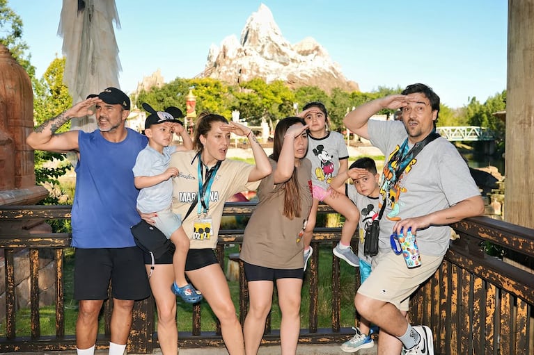 Mica Viciconte y Fabián Cubero juntos en Disney con su hijo Luca (Foto: Instagram @micaviciconte)